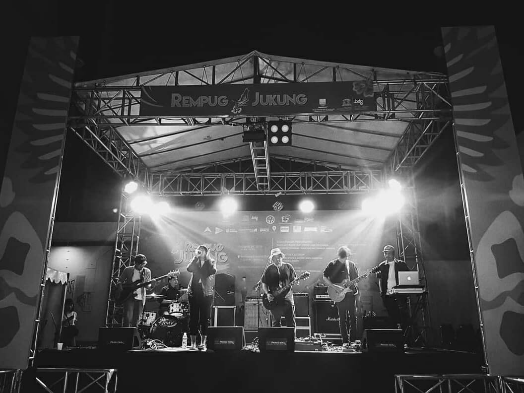 Hujan esok hari tampil dalam pertunjukan musik Rempug Jukung di kota Bandung